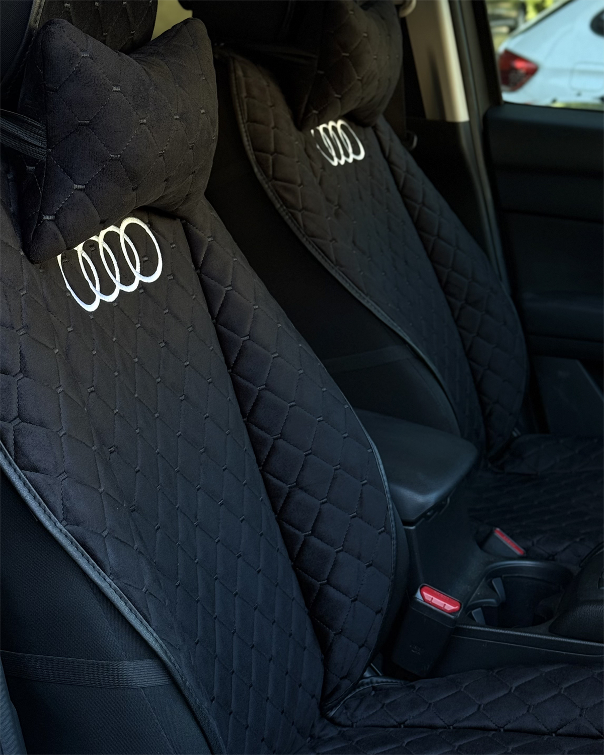 Комплект накидок на передні сидіння (чорна алькантара) Audi