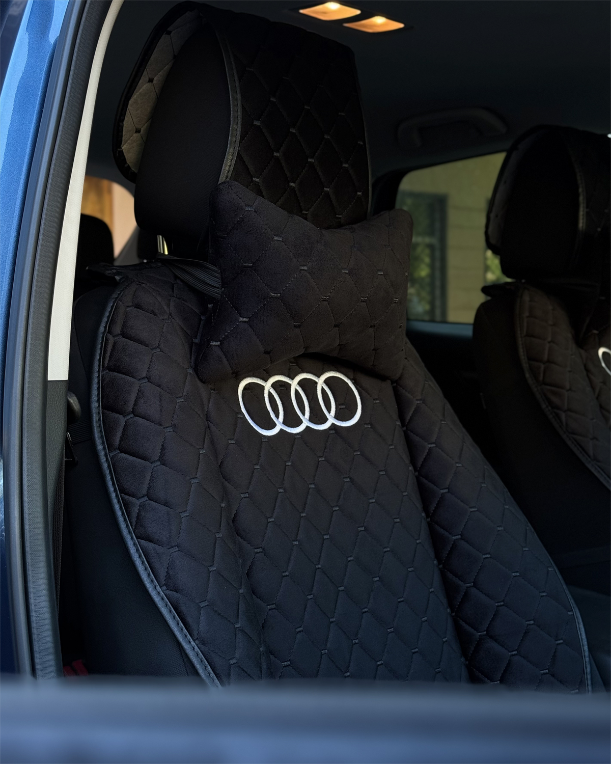 Комплект накидок на передні сидіння (чорна алькантара) Audi